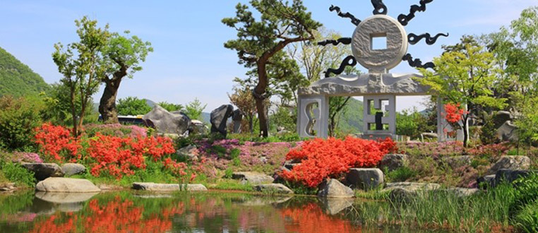 개화예술공원 : 봄꽃이 만개한 호수사진